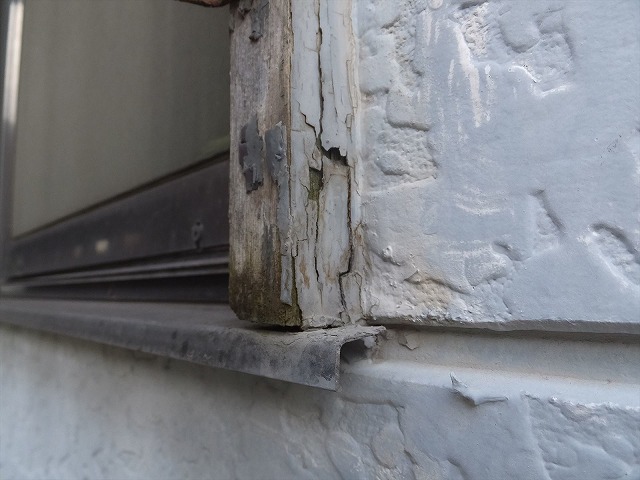 窓枠が腐食しヒビが入っている